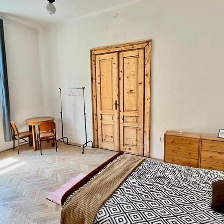 Nice Bedroom Near The Bus And Train Station Krakow Bagian luar foto