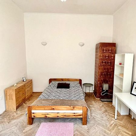 Nice Bedroom Near The Bus And Train Station Krakow Bagian luar foto