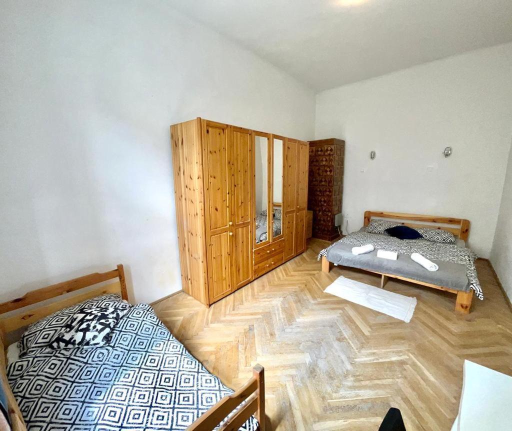Nice Bedroom Near The Bus And Train Station Krakow Bagian luar foto