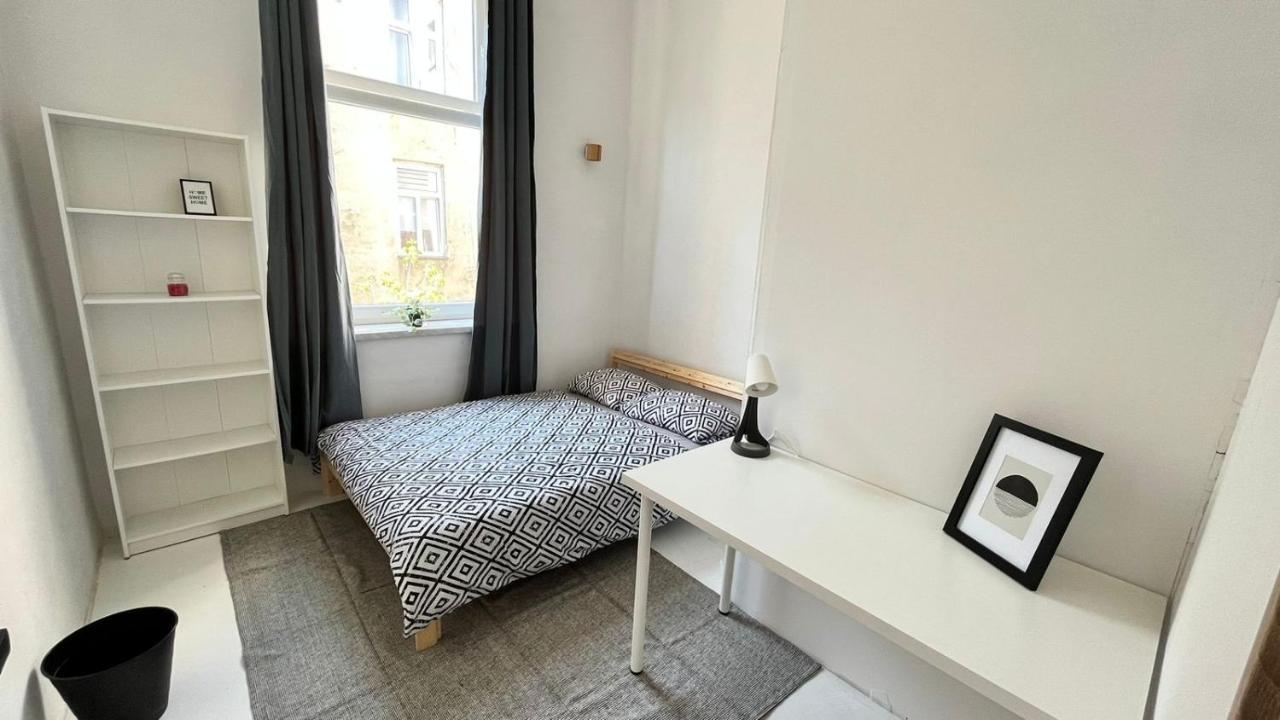 Nice Bedroom Near The Bus And Train Station Krakow Bagian luar foto