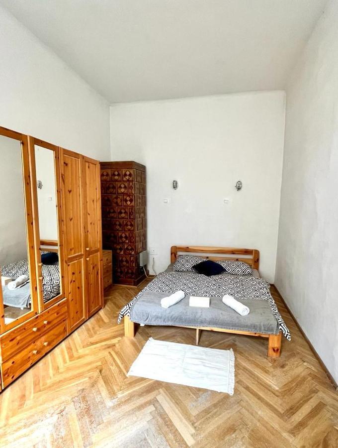 Nice Bedroom Near The Bus And Train Station Krakow Bagian luar foto