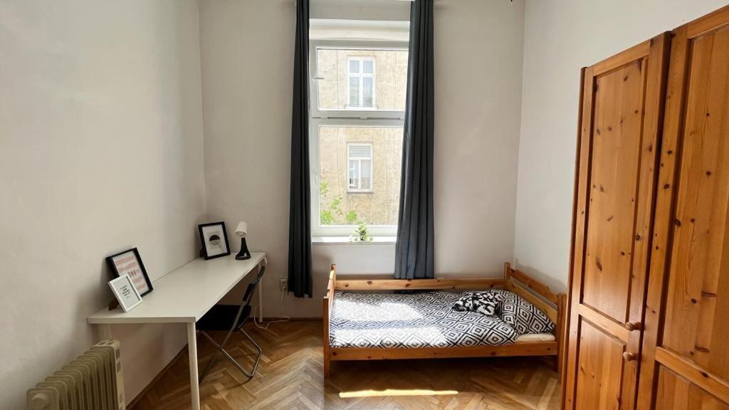 Nice Bedroom Near The Bus And Train Station Krakow Bagian luar foto