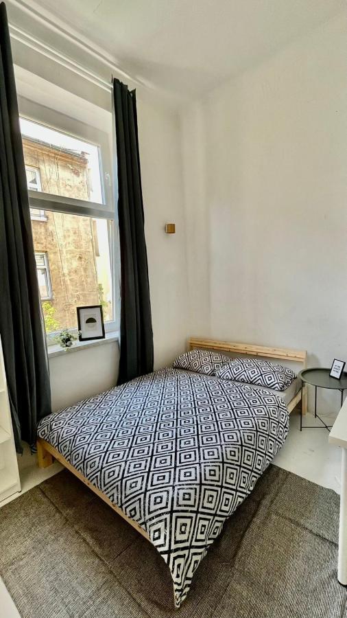 Nice Bedroom Near The Bus And Train Station Krakow Bagian luar foto