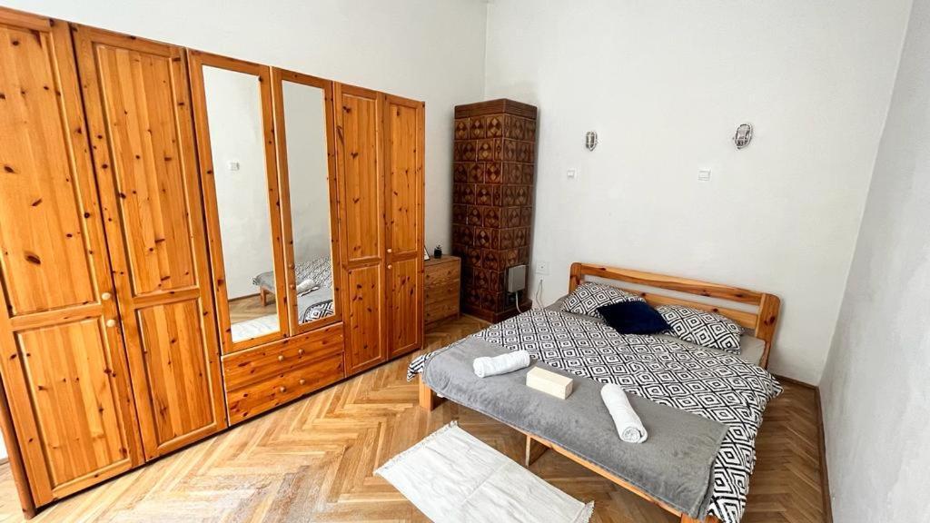 Nice Bedroom Near The Bus And Train Station Krakow Bagian luar foto