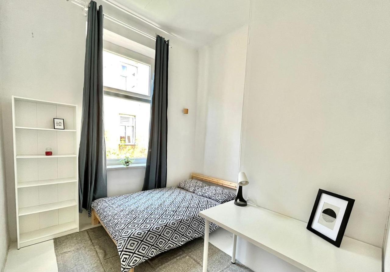 Nice Bedroom Near The Bus And Train Station Krakow Bagian luar foto
