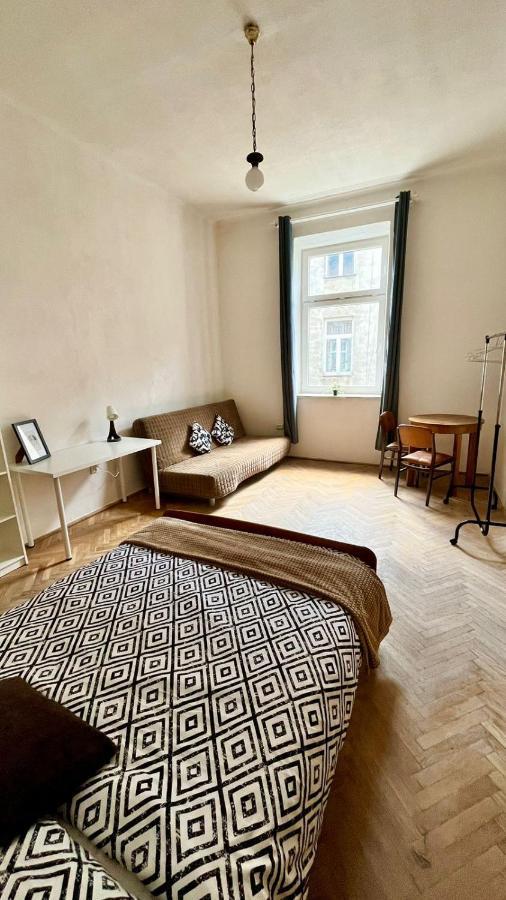 Nice Bedroom Near The Bus And Train Station Krakow Bagian luar foto