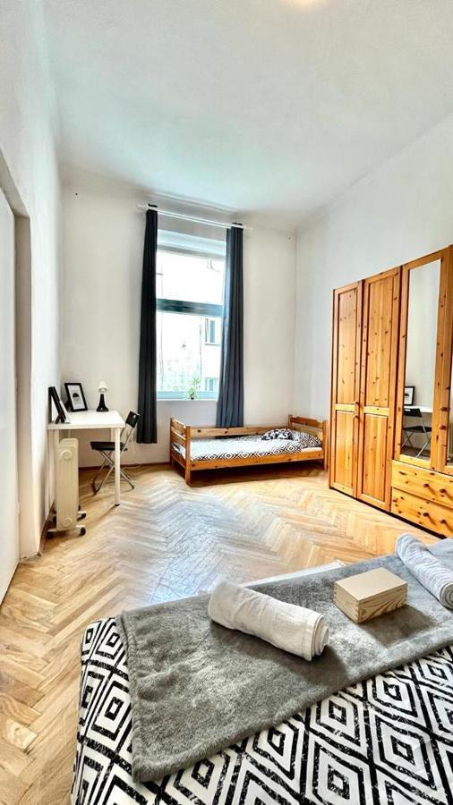 Nice Bedroom Near The Bus And Train Station Krakow Bagian luar foto