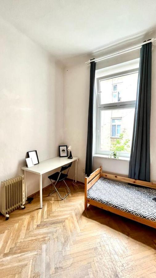 Nice Bedroom Near The Bus And Train Station Krakow Bagian luar foto