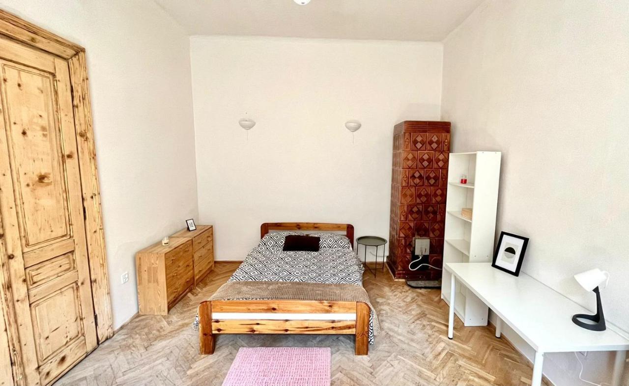 Nice Bedroom Near The Bus And Train Station Krakow Bagian luar foto