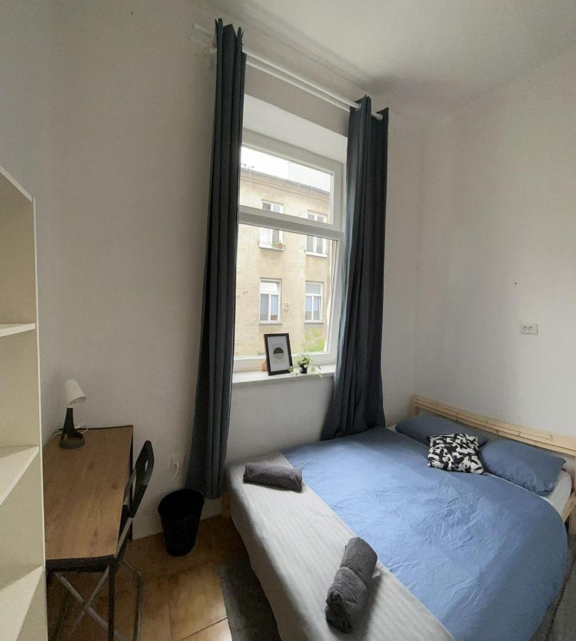 Nice Bedroom Near The Bus And Train Station Krakow Bagian luar foto
